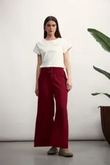 Remera blanca de manga corta con cuello redondo, bolsillo frontal y detalles de costura en color tostado en el bolsillo y los bordes de las mangas.