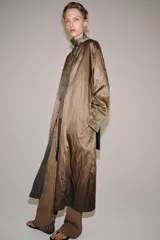 Kimono de la colección ZW de Zara, confeccionado en tejido marrón con acabado satinado. Presenta solapas anchas en tono verde con estampado estilo jacquard y flecos largos colgantes en el frente. Cuenta con mangas largas con puños estampados y bolsillos laterales ocultos.