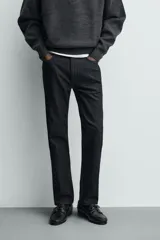 Jeans de corte slim fit en color azul oscuro, con diseño de cinco bolsillos, cierre frontal con cremallera y botón, y tejido ligeramente elástico.