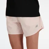 Short deportivo New Balance de dama, color rosa pálido, con tecnología NB Dry que absorbe la humedad.