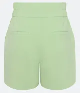 Bermuda roja de poliéster con cintura elástica, bolsillos laterales y cierre con cremallera y botones.