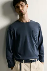 Remera manga larga de corte regular, color azul marino, con cuello redondo y un bolsillo aplicado en el pecho.
