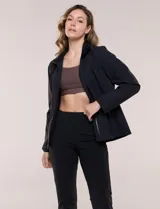 Campera rompevientos deportiva Michael Kors, de color negro, silueta semi entallada y corte a la cadera. Confeccionada en tela técnica liviana, impermeable y elastizada, cuenta con cuello alto, cierre frontal completo termosellado y bolsillos laterales verticales con cierre.