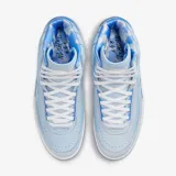 Championes Air Jordan 2 en colaboración con J Balvin, de caña alta en color celeste. Presentan paneles acolchados tipo puffer con diseño cuadriculado, gráficos de nubes en el talón, costuras en varios colores y suela translúcida.