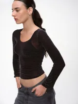 Camiseta de manga larga ajustada al cuerpo, confeccionada en tejido traslúcido con destellos de lurex plateado y escote redondo.