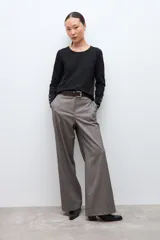 Remera de manga larga en color blanco, con cuello redondo y detalle de botones en los puños.