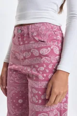 Pantalon de jean de corte recto con estampado tipo bandana en color bordó. Presenta cierre frontal con botón y bolsillos laterales y traseros.