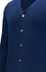 Cardigan de hombre tejido en 100% cashmere, con cuello en V y cierre frontal de botones. Presenta un diseño de tejido liso y puños acanalados.