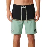 Boardshort Critical Slide modelo Monolith 18", de diseño bicolor con la parte superior negra y la inferior en verde, separado por una franja con patrón geométrico. Cuenta con cordón ajustable en la cintura y parches decorativos en las piernas.