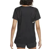Remera deportiva Nike Dri-FIT para mujer, color negro, de corte clásico y mangas cortas. Presenta el logo de Nike reflectivo en el pecho.