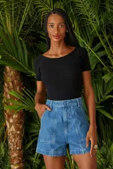 Short de jean azul con diseño de tiro alto, costuras verticales decorativas y bolsillos frontales tipo cargo.