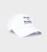 Gorro blanco de algodón con visera, con bordado frontal de la frase "Health is Wealth" en azul y rojo.