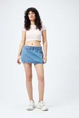 Minifalda de jean azul con cinturón incorporado.