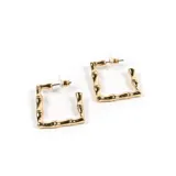 Aros dorados cuadrados con diseño de bambú.