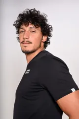 Remera de algodón negra con cuello redondo y mangas cortas. Presenta el logo de la marca estampado en blanco en el lado izquierdo del pecho.