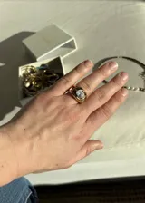 Anillo dorado de acero inoxidable con zircón blanco.