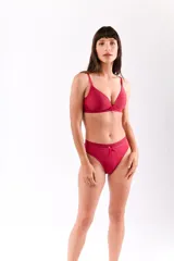 Conjunto de lencería compuesto por un soutien con copas preformadas sin aro y una bombacha tipo vedetina, ambos confeccionados en microfibra lisa con detalle de lazo frontal.