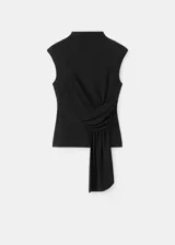 Top negro sin mangas con cuello perkins, detalle fruncido en la cintura y panel drapeado colgante en el frente.