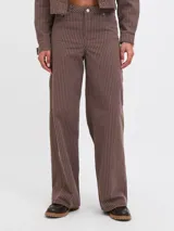 Pantalón wide leg marrón de tiro medio con diseño de rayas diplomáticas verticales blancas.