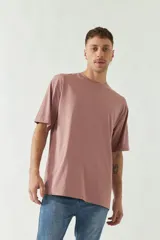 Remera oversize de manga corta color rosado, con escote redondo y calce holgado.