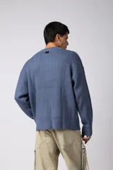 Sweater de punto acanalado color negro, con cuello redondo y mangas largas. Presenta el logo VCPCONCEPT bordado en el pecho en color blanco.