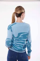 Sweater color crudo con estampado abstracto en color marrón.