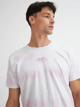 Remera blanca con efecto tie-dye rosa y logo de la marca en el pecho.