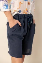 Bermuda de lino negra con cintura elastizada y cordón ajustable.