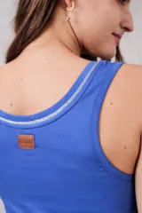 Musculosa blanca de algodón con escote redondo y detalle de lurex dorado en el borde.