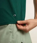 Remera de manga corta Get Over, confeccionada en microfibra con textura de micro-cuadros y escote redondo. Presenta un diseño versátil y ligero, ideal para actividades deportivas o uso casual.