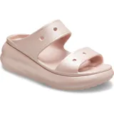 Sandalias Crocs Classic Crush color rosa con plataforma y dos tiras superiores con orificios para charms.