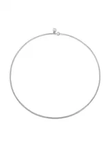 Gargantilla plateada de eslabones planos con cierre de mosquetón.