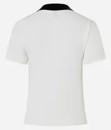 Blusa acanalada color borgoña con cuello polo contrastante en color crema, de mangas cortas y corte ajustado.