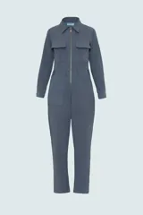 Mono azul de corderoy con cuello camisero, cierre frontal con cremallera, bolsillos plaqué con tapa en el pecho y bolsillos laterales.