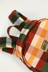 Mochila rectangular con estampado a cuadros multicolor, bolsillo frontal con cierre y tiras ajustables.