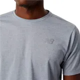 Remera gris de New Balance para hombre, de manga corta y cuello redondo. Cuenta con tecnología ICEx de secado rápido y tejido de malla transpirable.