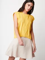 Chaleco amarillo de punto con cuello redondo y sisas anchas.