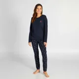 Conjunto de pijama azul marino de dos piezas: camiseta de manga larga con un corazón rojo bordado en el pecho y pantalón largo con estampado de corazones blancos.