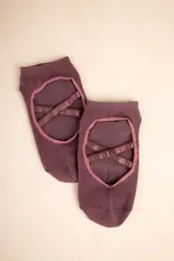 Medias soquete color morado con diseño de tiras cruzadas en el empeine y talón descubierto.