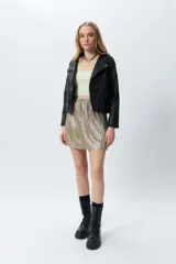 Minifalda plisada color dorado, con cintura elástica y sutil brillo.