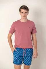 Remera lisa color rosa con logo bordado en el pecho, confeccionada en 100% algodón.