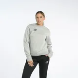 Buzo gris melange de corte clásico, cuello redondo y puños acanalados. Logo de Umbro bordado en el pecho.