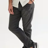 Pantalón jean skinny negro con efecto localizado.