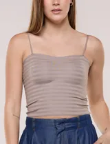 Top crop de tirantes finos en color beige, con escote recto y tejido texturizado de franjas horizontales.