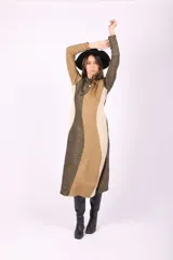 Vestido midi tejido con lurex, corte recto y tajos laterales.