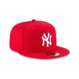 Gorro New Era rojo con el logo de los New York Yankees bordado en blanco en el frente y el logo de New Era bordado en blanco en el lateral.