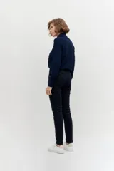 Pantalón de jean slim fit color azul marino.