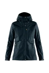 Campera de mujer Fjallraven modelo Kaipak Jacket W, color azul oscuro, con capucha ajustable, cierre frontal con botones a presión, múltiples bolsillos y logo bordado en la manga izquierda.
