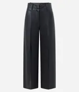Pantalón wide leg de poliuretano color negro, con cintura de tiro alto, trabillas para cinturón, cierre frontal y bolsillos traseros aplicados.