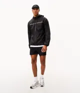 Bermuda de running Get Over para hombre, de color negro, confeccionada en microfibra ligera con cintura elástica, cordón ajustable y bolsillos funcionales.
